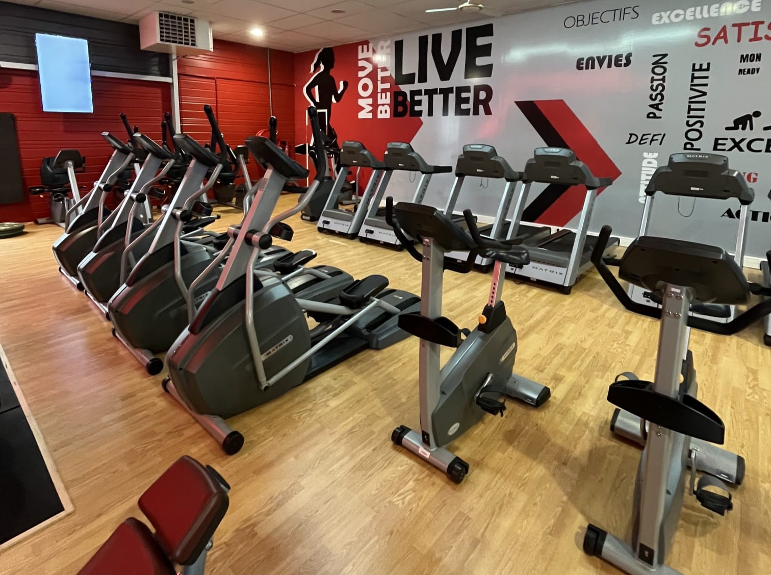 Espace cardio moderne à Limoges – tapis, rameur, vélo