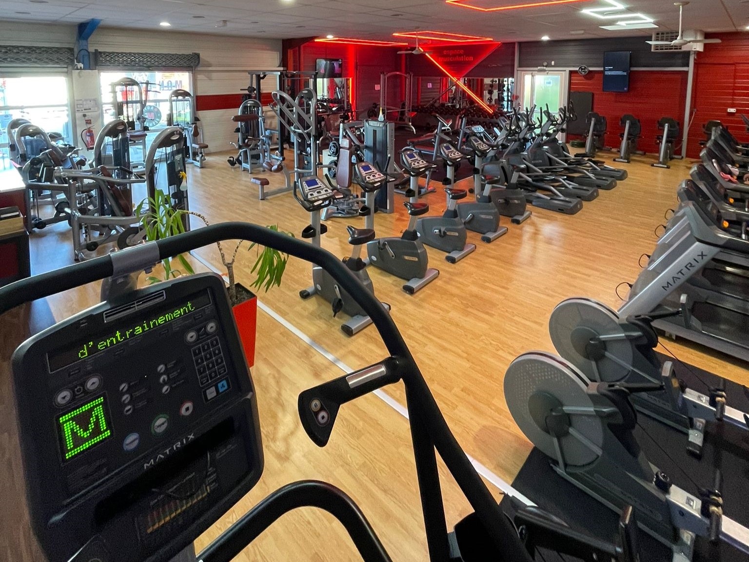 Salle de sport premium à Limoges – Machines de musculation haut de gamme