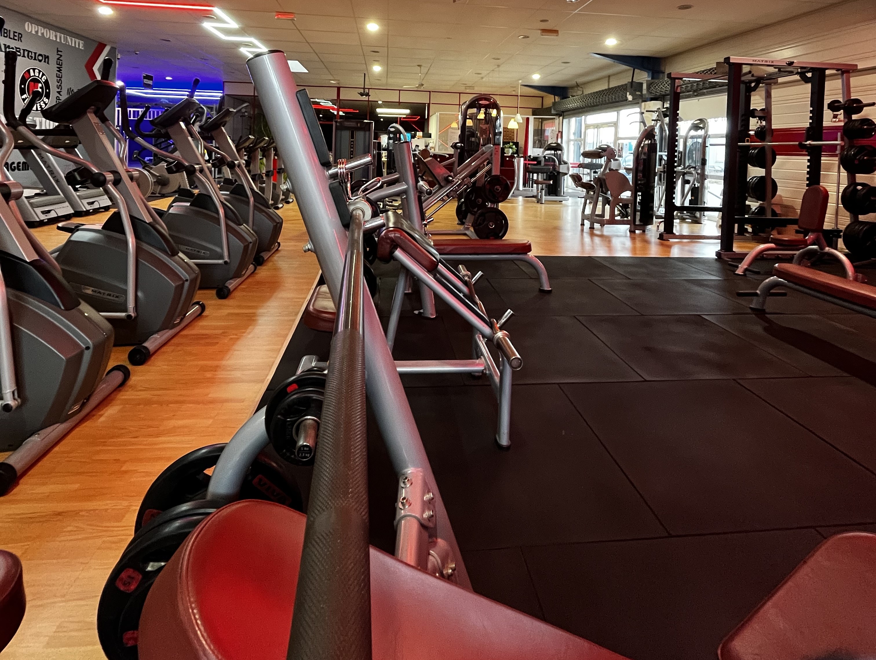 Ambiance premium noir et rouge – Magic Fitness Limoges